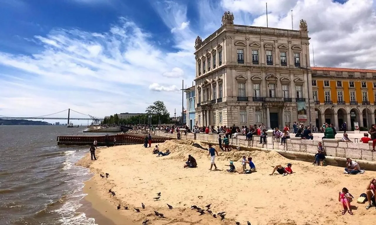 The Downtown Terrace - Fabulous Views, Romantic Penthouse, 6Th-Floor No Lift Lisboa